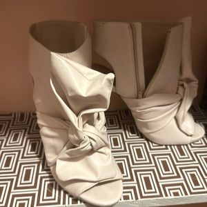 Light cream heels with bow front 9.5